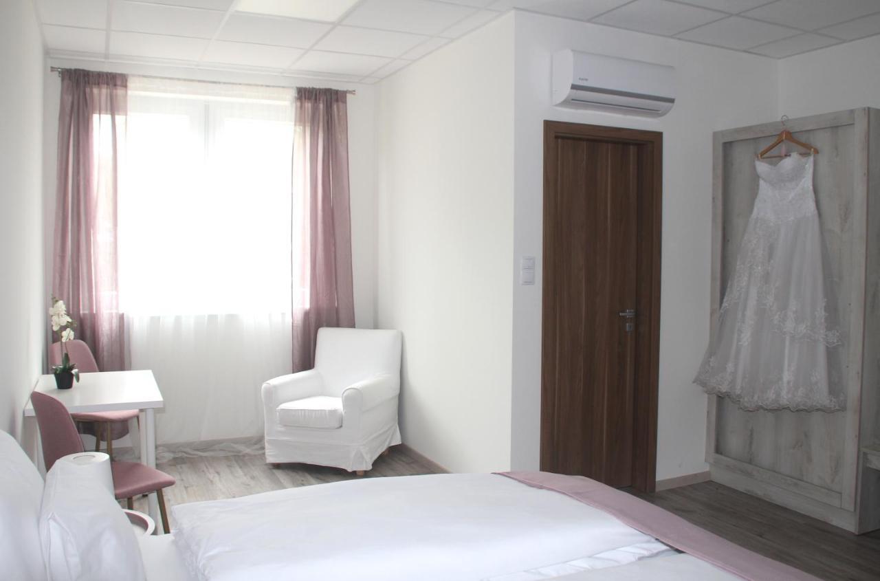 Bed and Breakfast Vecsesi Rendezvenykoezpont Es Panzio Zewnętrze zdjęcie