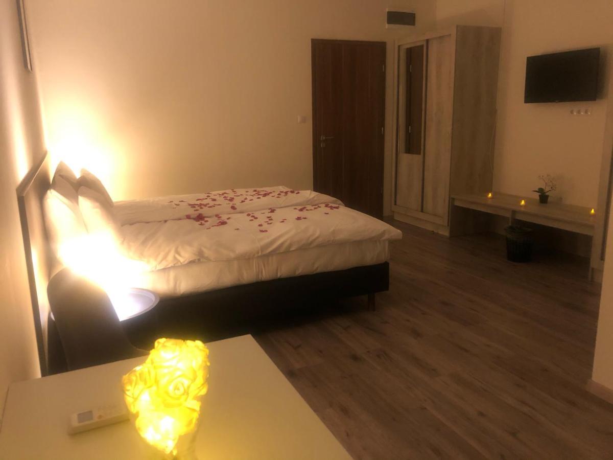 Bed and Breakfast Vecsesi Rendezvenykoezpont Es Panzio Zewnętrze zdjęcie