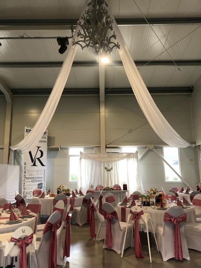 Bed and Breakfast Vecsesi Rendezvenykoezpont Es Panzio Zewnętrze zdjęcie